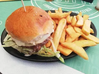 King cheeseburger e patatine carne e formaggio