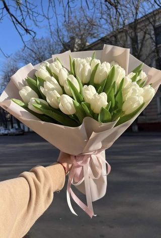 25 білих тюльпанів