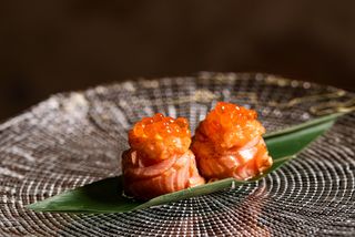 SUSHI DE FLOR SALMÓN 3 TEXTURAS