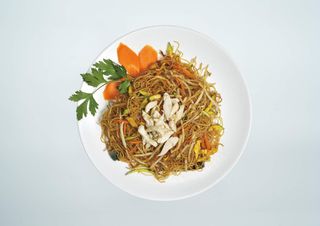 Spaghetti di Riso Saltati con Gamberi e Verdure