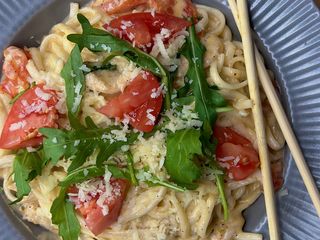 Вершковий удон з лососем (400g)