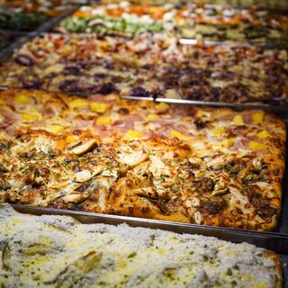 Pizza con bacon y cebolla