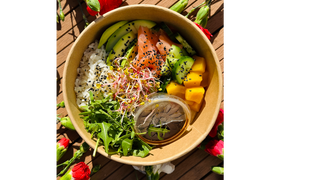 Bowl z kaszą kuskus i łososiem wędzonym