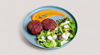 Зеленчукови кюфтета със свежа салата и сос от печени зеленчуци