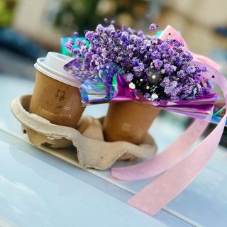 Cappuccino + kubek z gipsówką