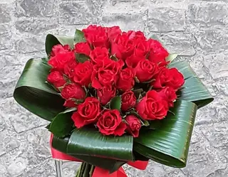Bouquet compatto roselline rosse.