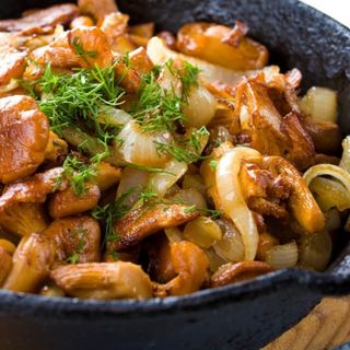 Картопля з курячим філе та печерицями, запечена під сиром (410г)