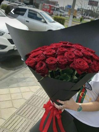 Bouquet de fleurs rouge emballage noir 