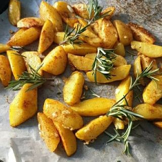 Cartofi  la cuptor cu rozmarin.