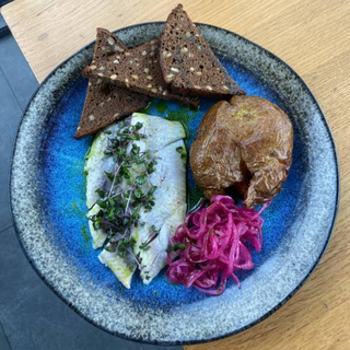 Оселедець з картоплею та бородинським хлібом 