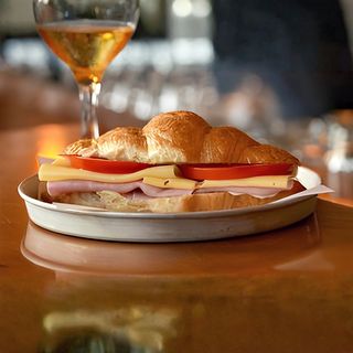 Kroasan sendvič sa iberico pršutom i ementaler sirom