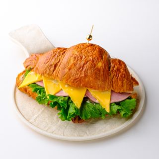 Круассан с ветчиной и сыром