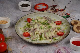 Салат с говяжьим языком под ореховым соусом (150г)