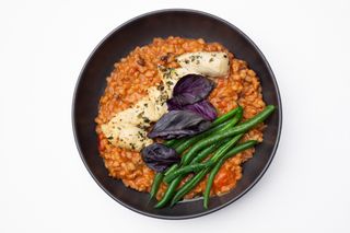 Томатна перлова каша з куркою, стручковою квасолею, анчоусами та каперсами, 400 г