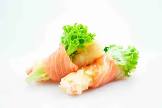 13. Involtini di salmone con gambero in tempura