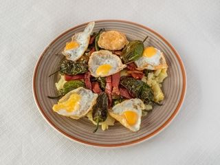 Virutas de jamón con huevo de codorniz, pimientos y patatas