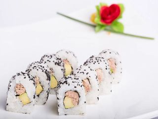 Uramaki Atún Cocido y Aguacate