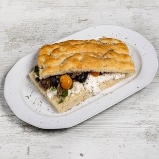 13. Queso Stracciatella, Anchoas, Alcaparras, Aceitunas, Albahaca, Cherry