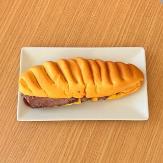 Bocadillo De Pastrami Y Chédar 