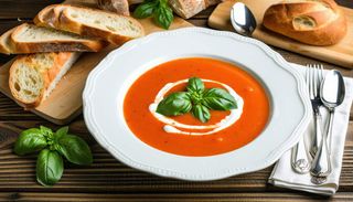 Krem pomidorowy z płatkami migdałowymi