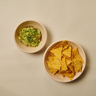 Guacamole Casero Con Chips De Maíz Y Pico De Gallo