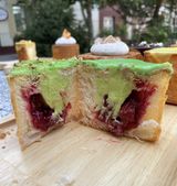 Куб Фисташка с белым шоколадом и малиновым джемом