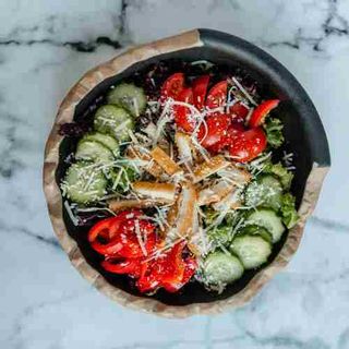 Chicken Terra: Salata mix, rosii, Snitel de pui, parmezan, ardei kapia, Dressing lamaie, castraveti