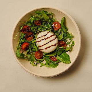 Burrata Con Rúcula Y Tomate