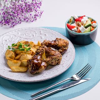 Картопля по-селянськи з курячим крилом та салатом грецьким (400г)