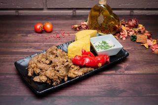 Pastrama de oaie la tigaie cu mamaliguta si mujdei