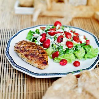 ქათმის სტეიკი გარნირით და სოუსით