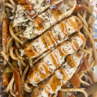 Plat d'espaguettis teriyaki amb pollastre