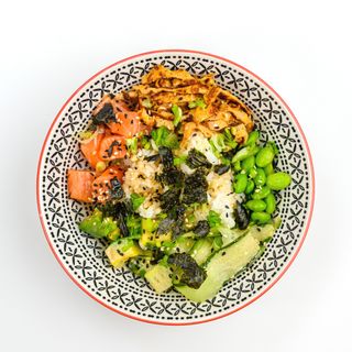 Bowl cu somon, avocado, tamagoyaki si edamame 