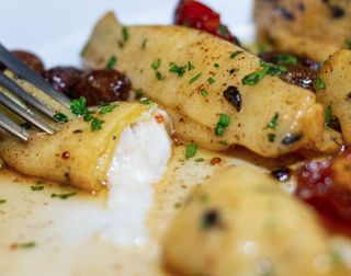 Ravioli di bufala e ragù di tonno