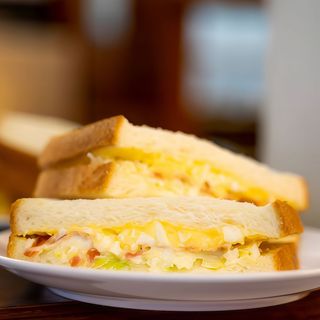 Sándwich De Jamón York Y Huevo Lechuga, tomate y mayonesa