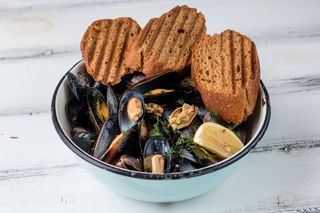 Чілійські мідії у винно-часниковому соусі (500гр)