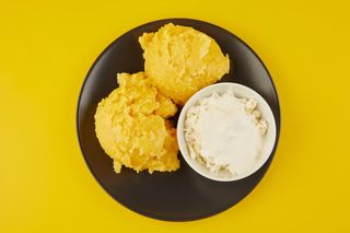 Mămăliguță cu brânză și smântână si ou