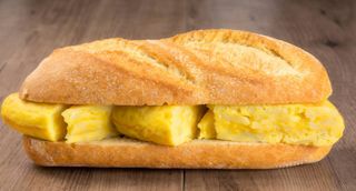 Bocadillo de tortilla patata con lomo adobado