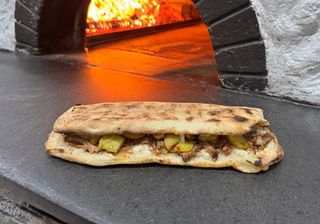 Panuozzo con provola, pancetta e champignon
