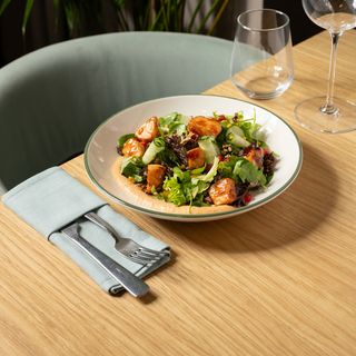 Salată cu somon copt