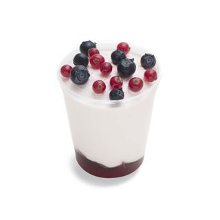 Coppa gelato yogurt e frutti di bosco