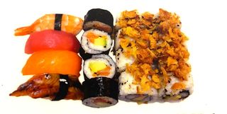 Ｂ9.Futo Maki Salmón, (16 Uds.) Dragón Roll Cebolla Y Nigiri Variado