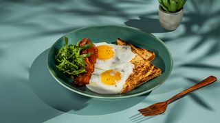 გლაზური ბეკონით და რუკოლათი