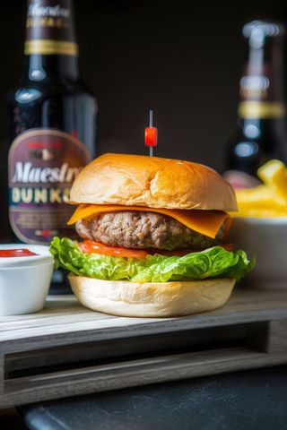 Hamburguesa de chuletón madurado (160 gr) con Queso Cheddar  ( en pan brioche con patatas caseras)