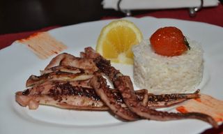 Tentacule de calamar la gratar cu orez picant