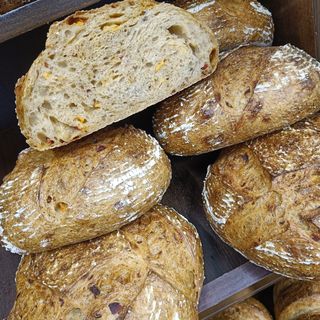 Chleb pszenny z pastą ajvar i serem bursztyn