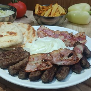 Ćevapi sa slaninom i pomfrit