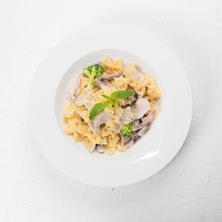 Фарфалле с курицей и грибами