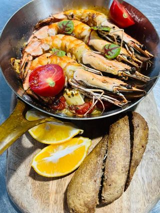 Jumbo prawns in tomato sauce