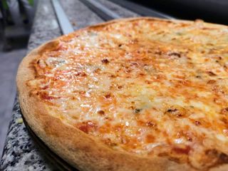 Pizza Tres Quesos Mediana